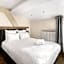 Le Phenix Hotel