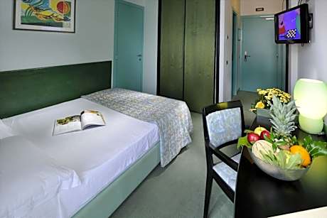 Two Connecting Rooms (3 people)