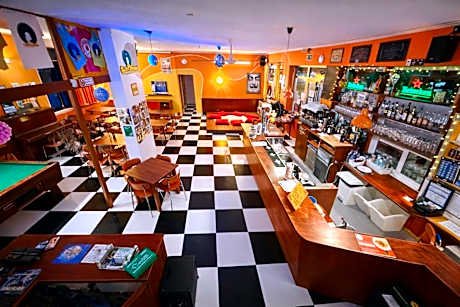 Sunflower Beach Backpacker Hostel & Bar