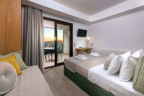 Deluxe Triple Room with Sea View