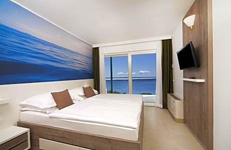 Suite with Balcony and Side Sea View