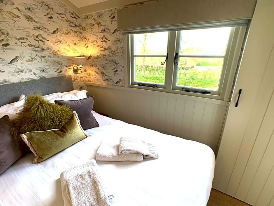 Stunning Shepherds Hut with Superb Views & Fire Pit near a Superb Gastro Pub