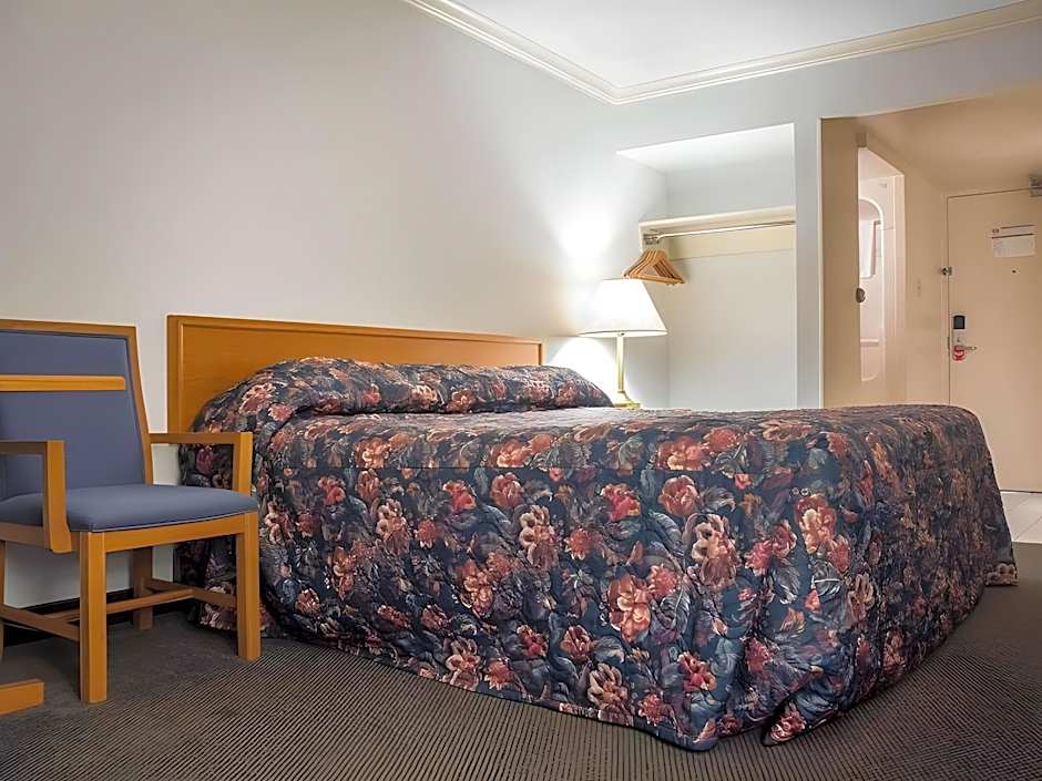 Photo 1 of 5 of 1 Queen Bed