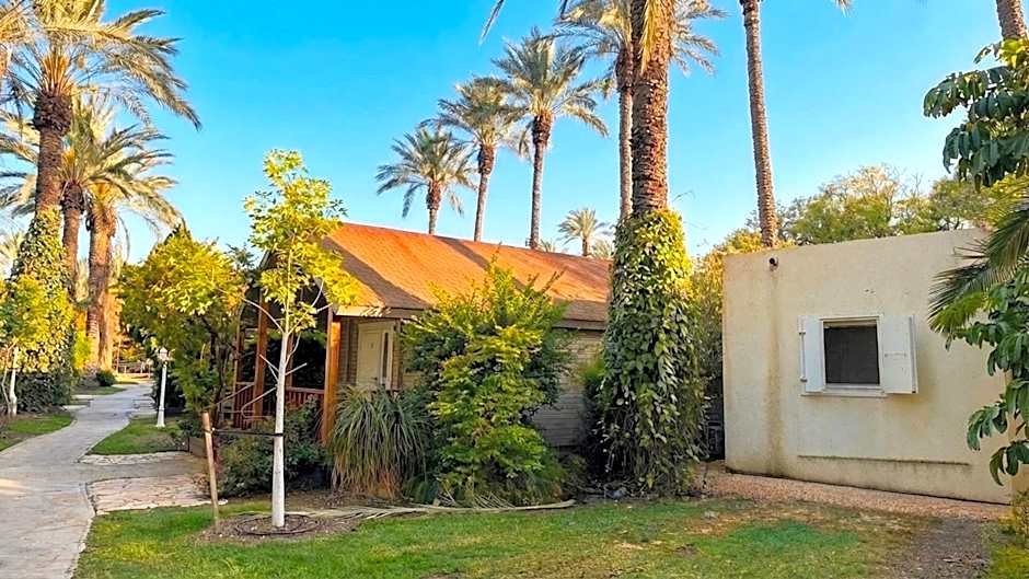Nir David Country Lodge - Rustic Stay with Shelter Access