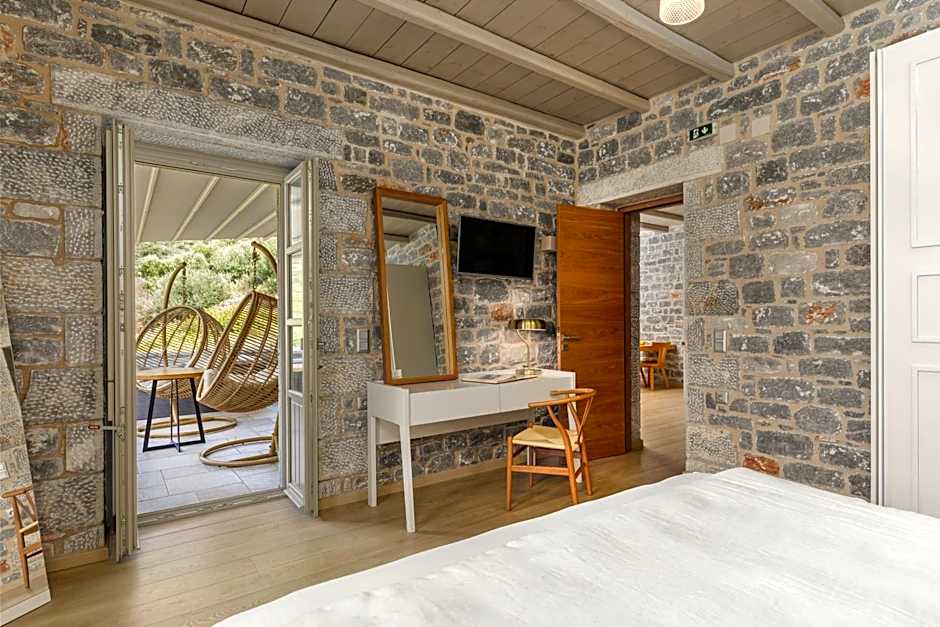 Trapela Limeni Luxury Suites