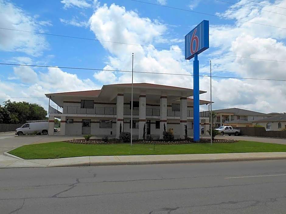 Motel 6-San Antonio, TX - South WW White Rd