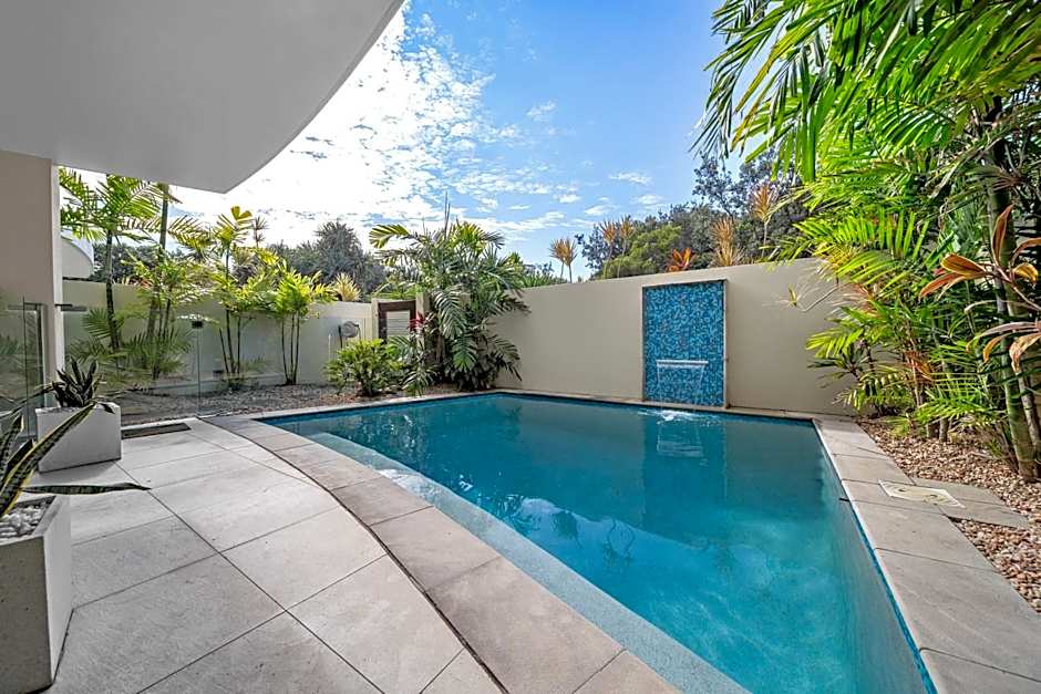 Absolute Beachfront Marcoola - Private Pool - Private Spa Bath - Games