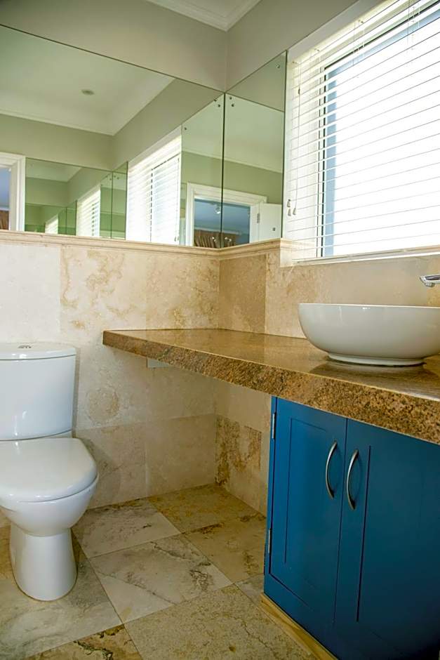 WATERFRONT 2 BR Home with mooring at Knysna Quays - life on the water