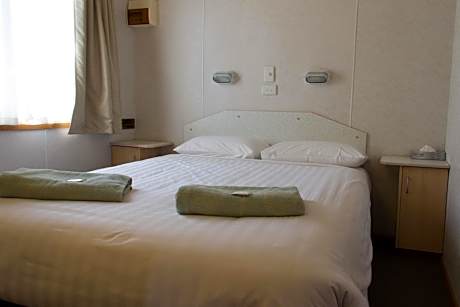 Deluxe One-Bedroom Cabin - No Pets Allowed