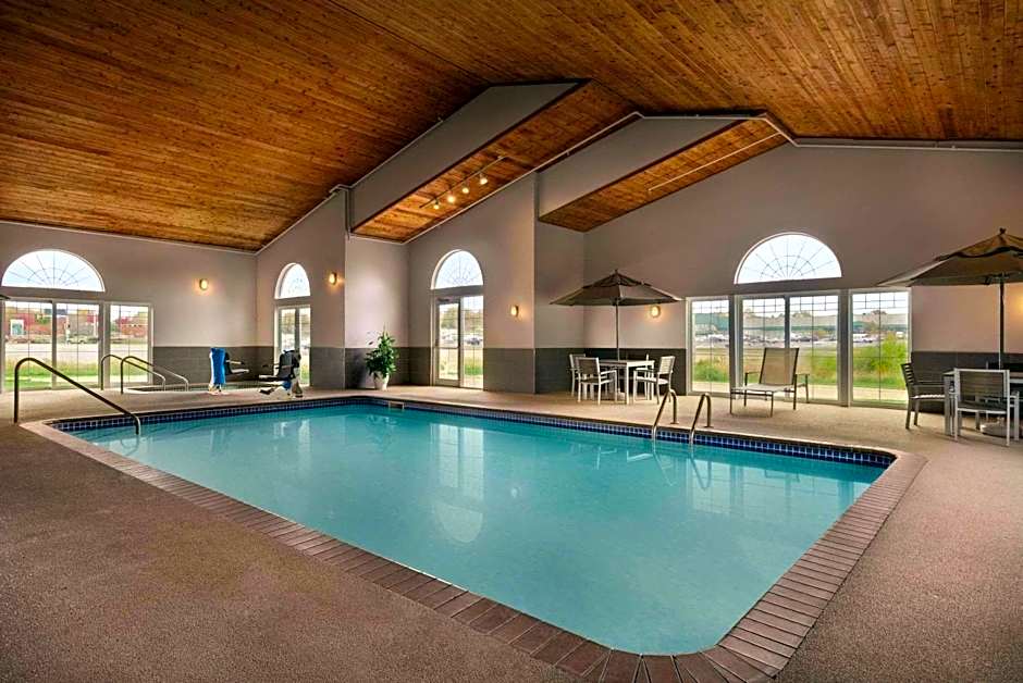 Country Inn & Suites by Radisson, Waterloo, IA