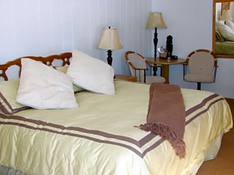 Deluxe Queen Room with Two Queen Beds