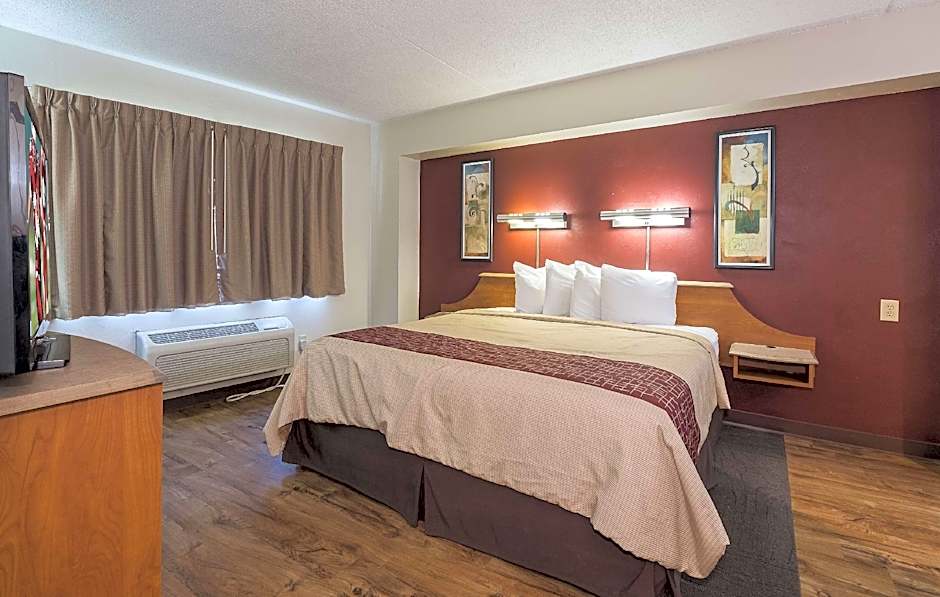 Red Roof Inn & Suites Cleveland - Elyria