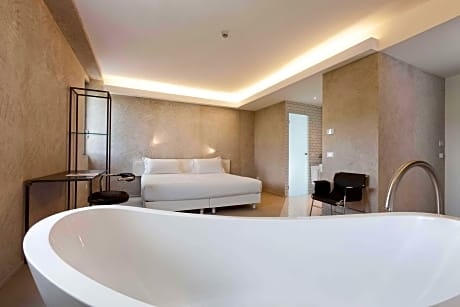 SUITE-1 KING BED,NSMK,FREEMN,BATHSL,SHOWR,FRSTTU