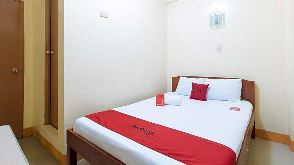 RedDoorz @ Golden Park Inn La Union