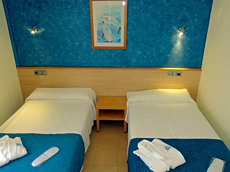 Twin Room with Seating Area and Sea View