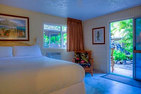 Junior Suite, 1 King Bed, Accessible Roll-In Shower, Garden View