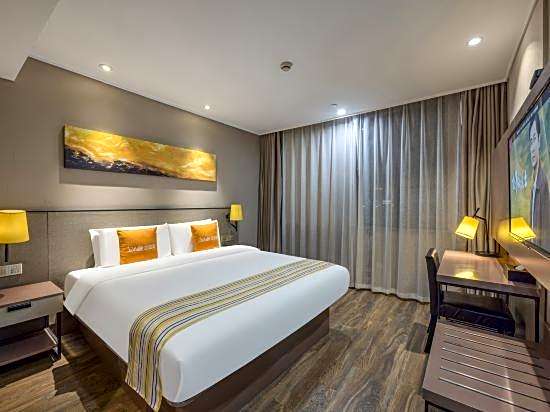 Home Inn Ningbo RaiIaway Station Tianyi PaviIion Moon Lake Point
