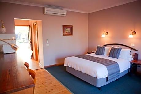 Lakeside Studio with Balcony