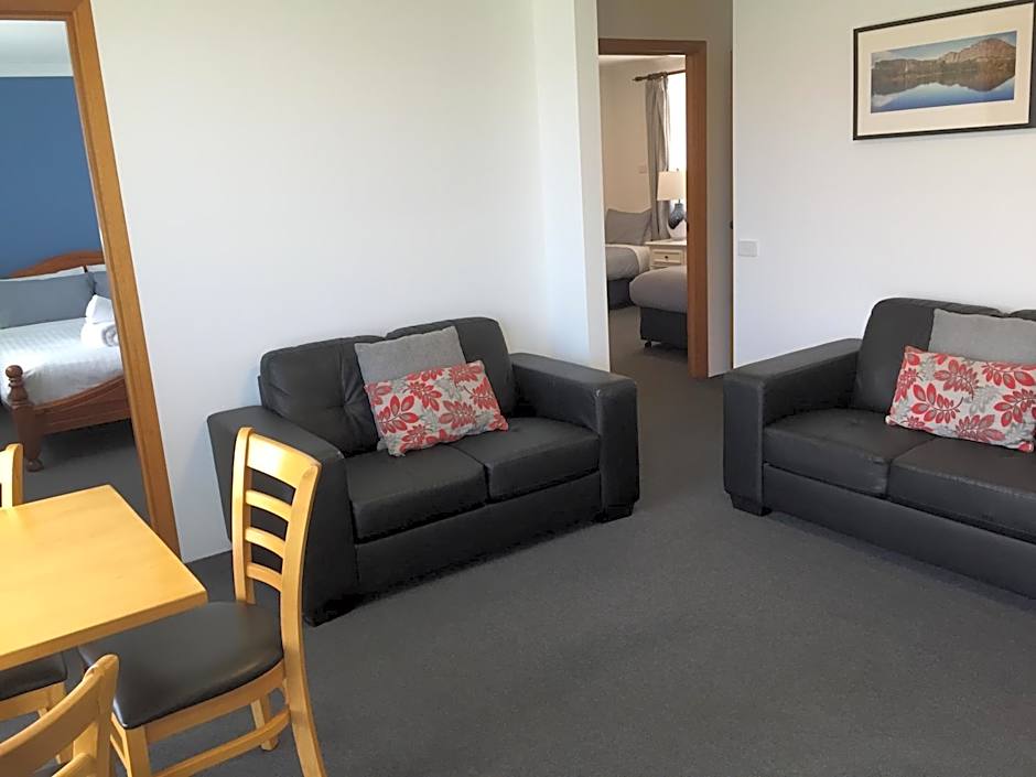 Regatta Point Tavern & Holiday Villas