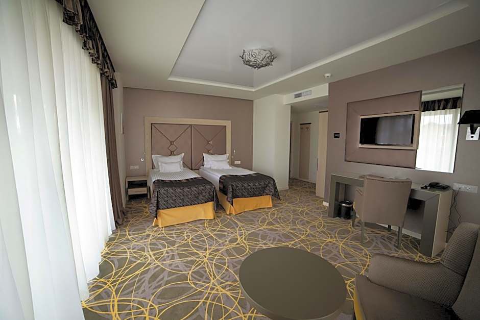 Exclusive Hotel & More