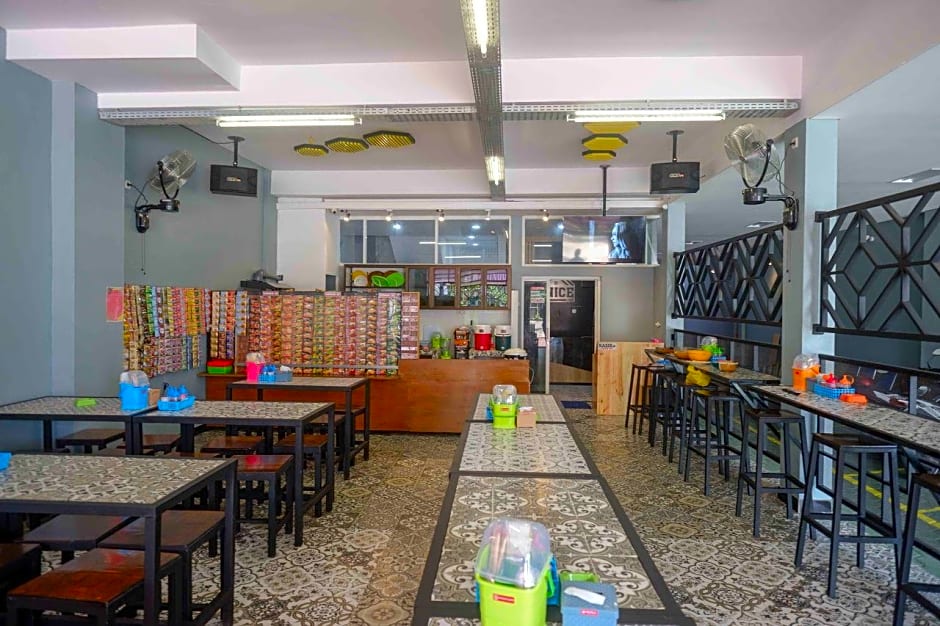 RedDoorz Plus near Patung Kuda Undip