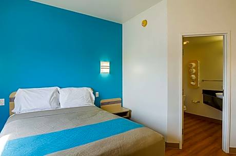 Queen Room - Non-Smoking