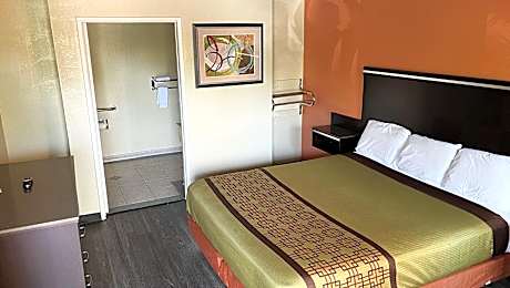 1 King Bed Smoking
