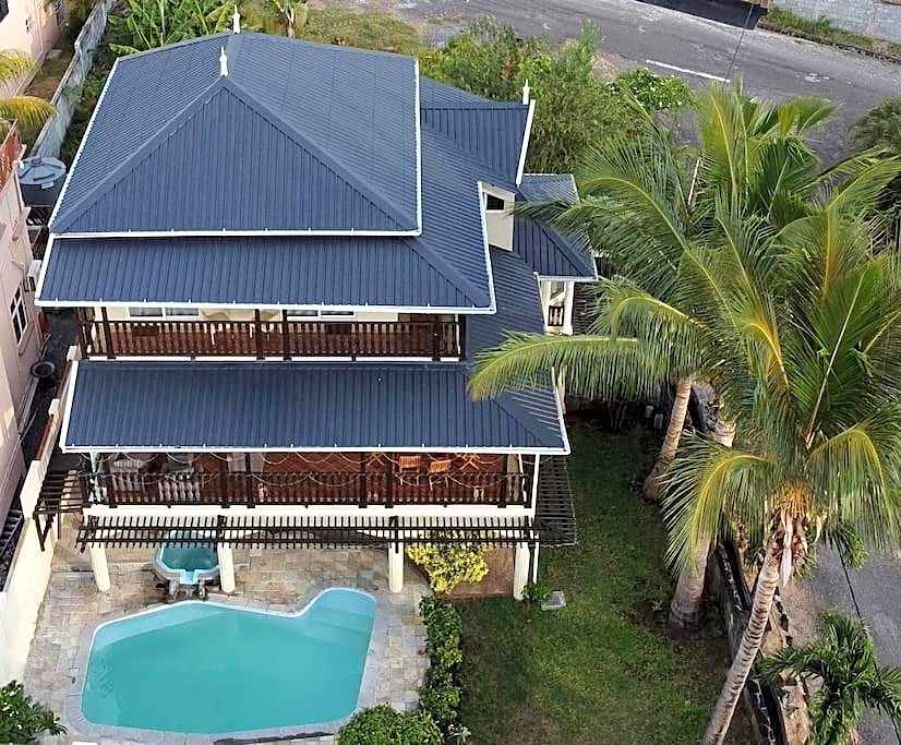 Villa Aglaia mit Pool, Garten und Palmen