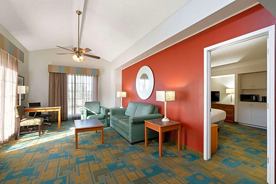 La Quinta Inn & Suites by Wyndham Phoenix Sky Harbor Airport