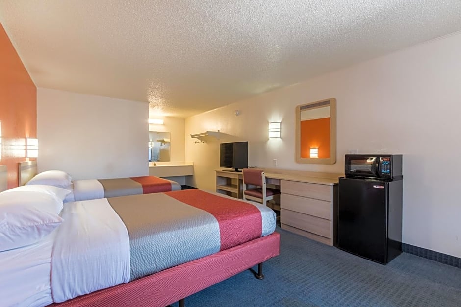 Travelodge by Wyndham Lansing