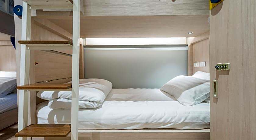 Kinnon Deluxe Hostel Coworking Cafe