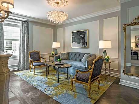 Pulitzer King Suite with Roll-In Shower and Butler - Mobility Accessible