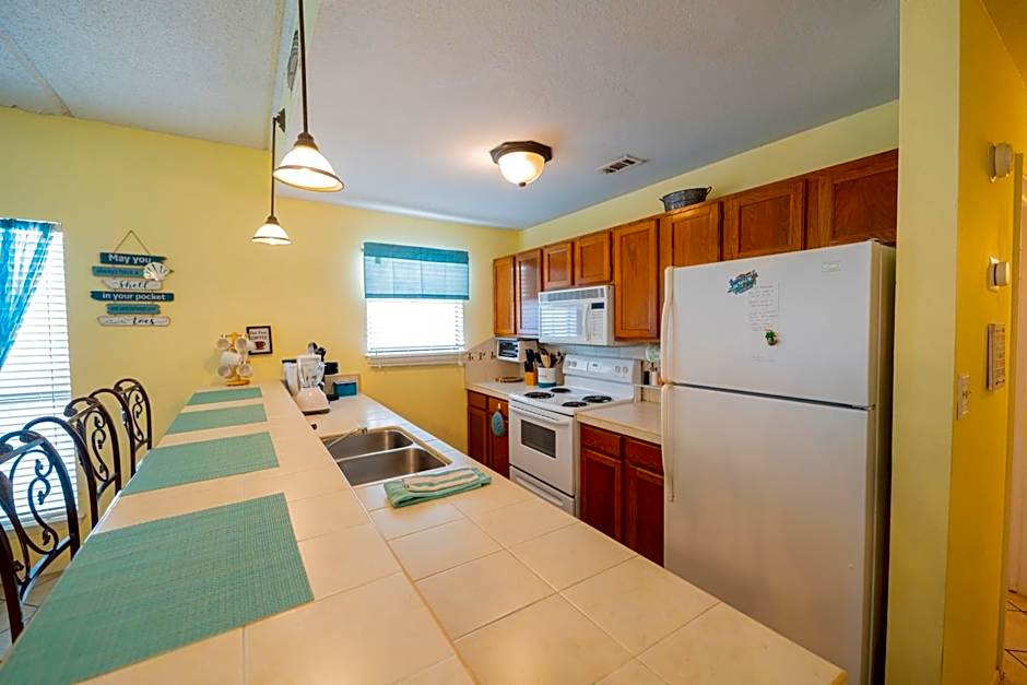 Charming SPI family condo - walking distance to the beach, Sleeps 6, Third Floor, 2026 Traveler Award