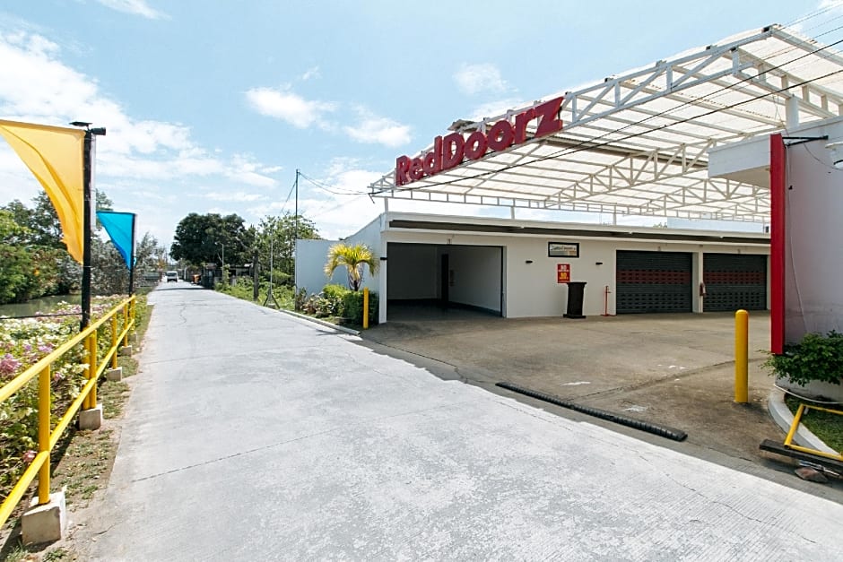 RedDoorz @ EL Runway Hotel Bulacan