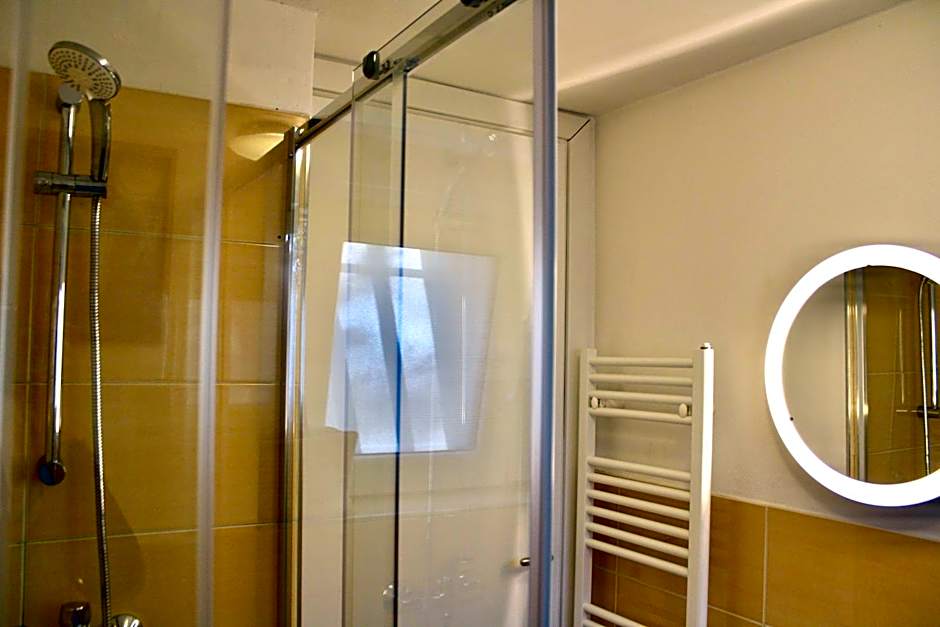 The Green Gate - Airport Guest House