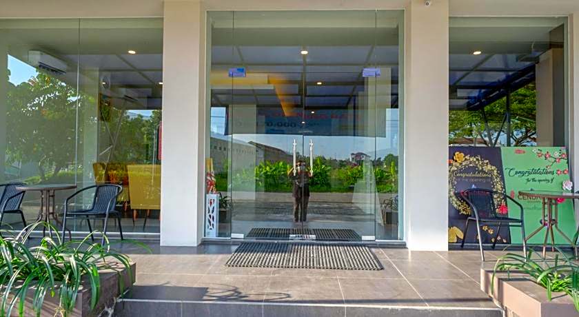 RedDoorz Plus near Solo Baru