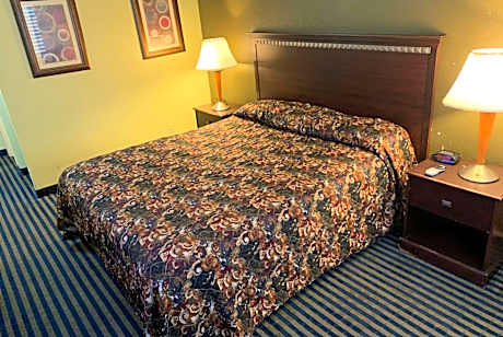 1 King Bed Deluxe Room Non-Smoking
