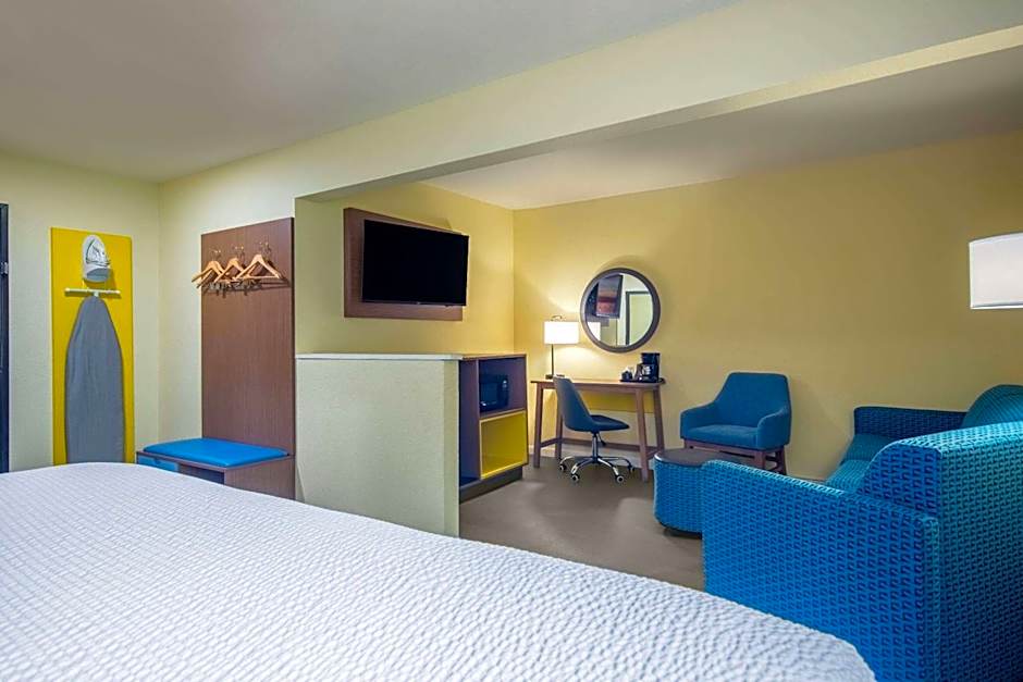 Days Inn & Suites by Wyndham Waterloo