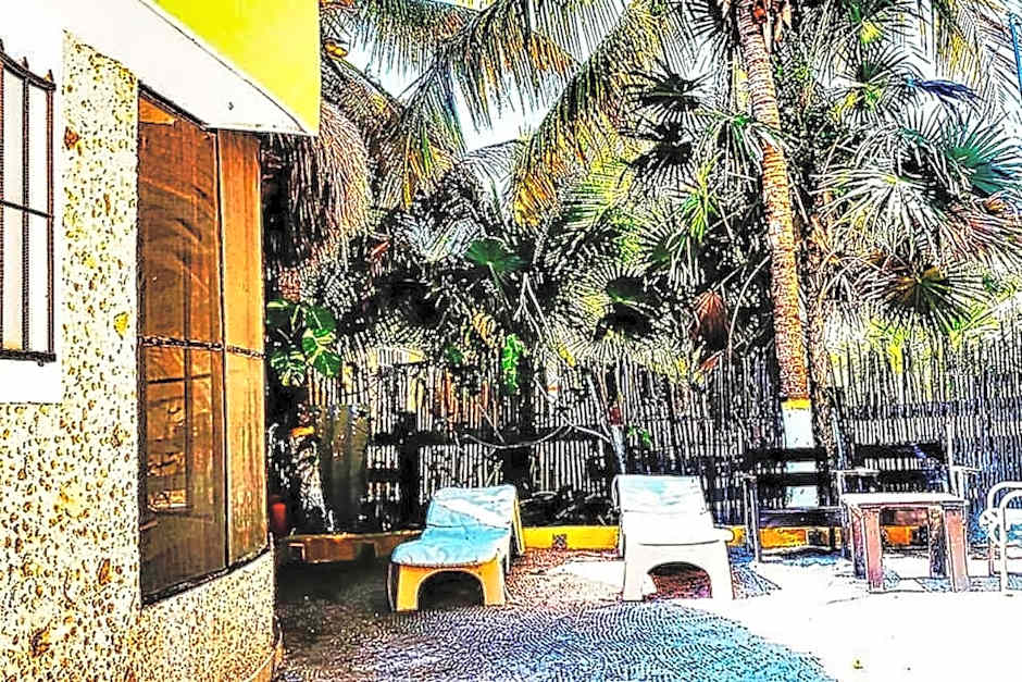 Antigua Lodge, 70 m from sandy beach