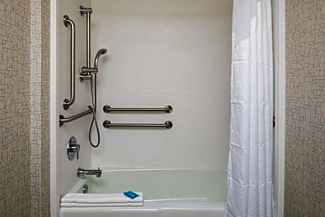 Double Room - Mobility Access Tub/Non-Smoking