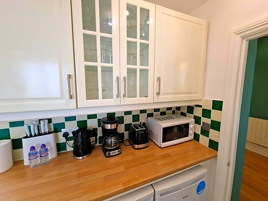 Stunning Hyde Park Home, Ground Floor Maisonette, Duplex, near Tube Metro Stations