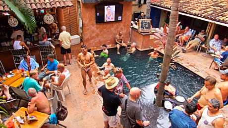 Hotel Mercurio - Caters to Gay Men