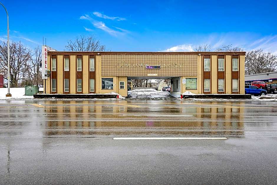 OYO Hotel Downtown Peoria IL I-74