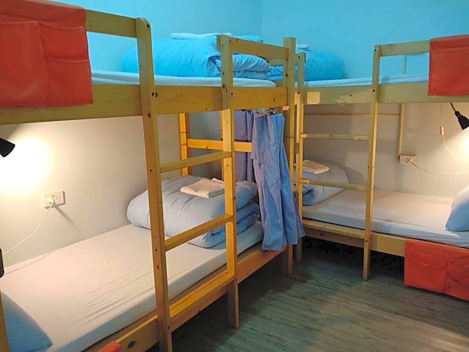 Foto 1 de 7 de Bunk Bed in Female Dormitory Room
