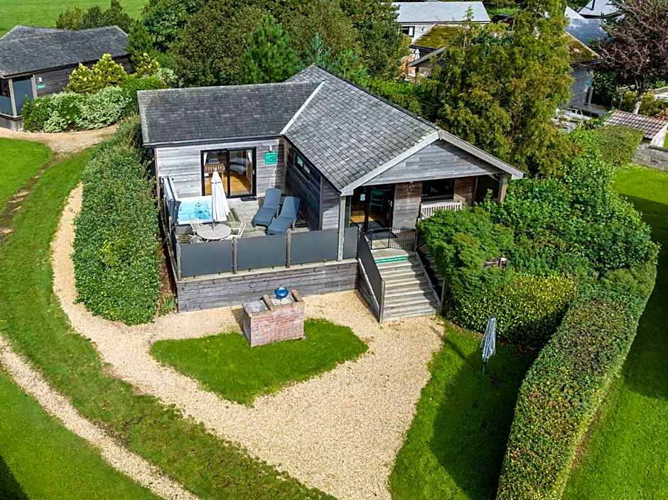 Tor Farm Lodges - Private Hot Tubs, Shared Seasonal Outdoor Pool, Dog Friendly