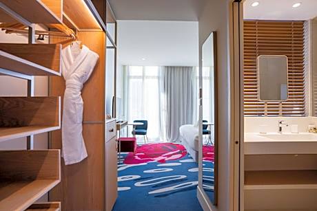Deluxe King Room with Sofa Bed and Sea View