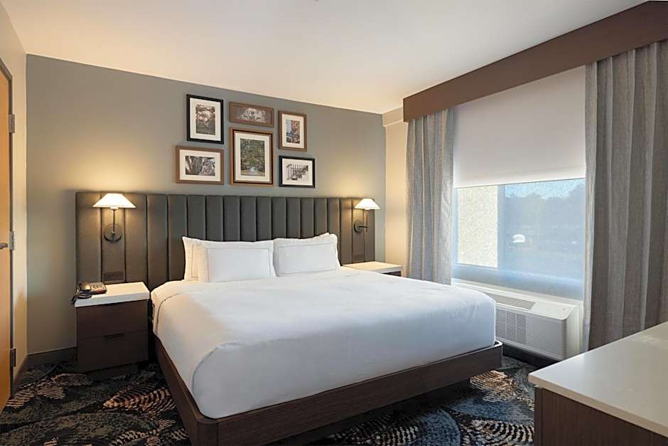 DoubleTree By Hilton Hotel Savannah Airport