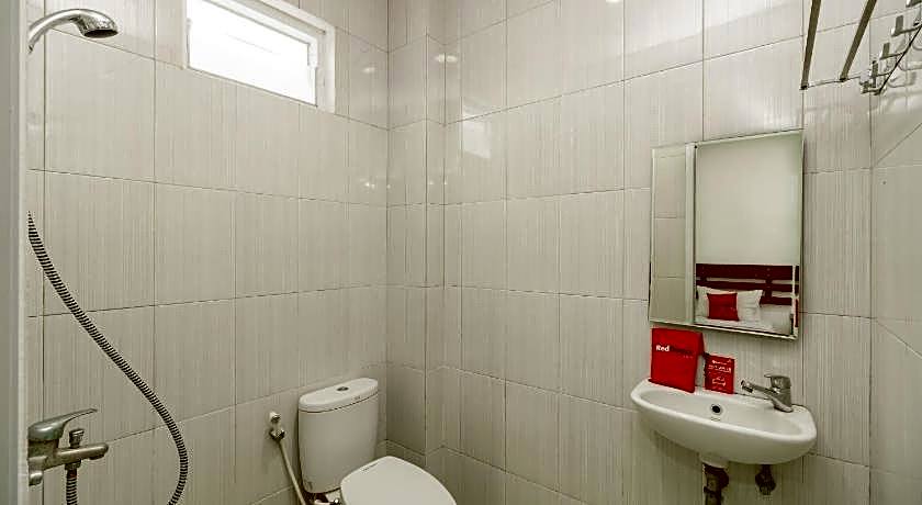 RedDoorz  Syariah near Jembatan Siti Nurbaya Padang