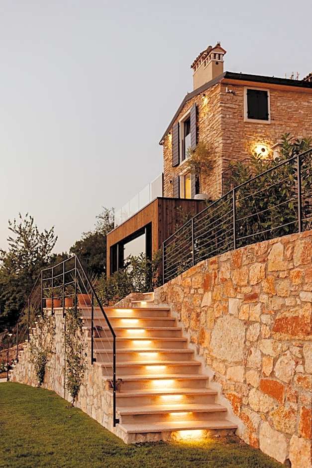 FAVAI HILLS your secret hideaway