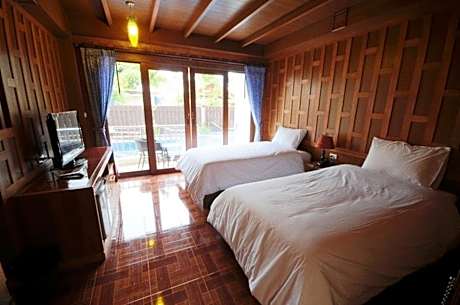 Deluxe Twin Room with Pool Access